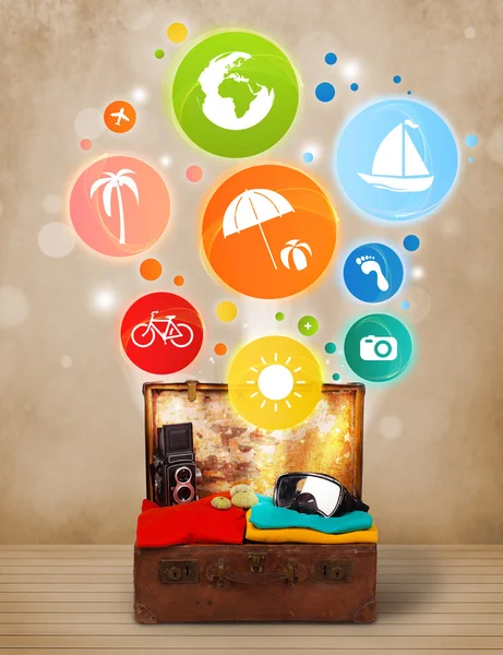 Mala com ícones coloridos de verão e símbolos — Fotografia de Stock