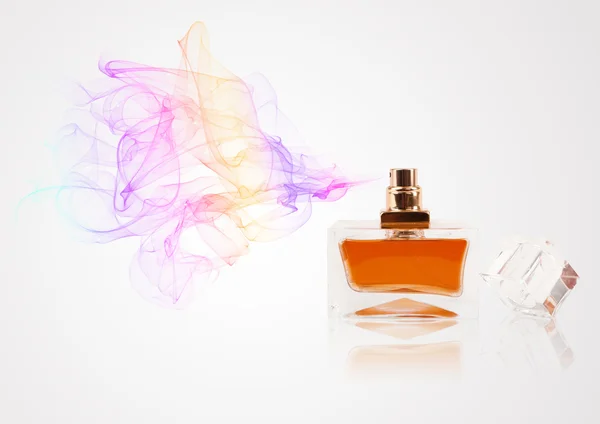 香水瓶喷出有色香味 — 图库照片