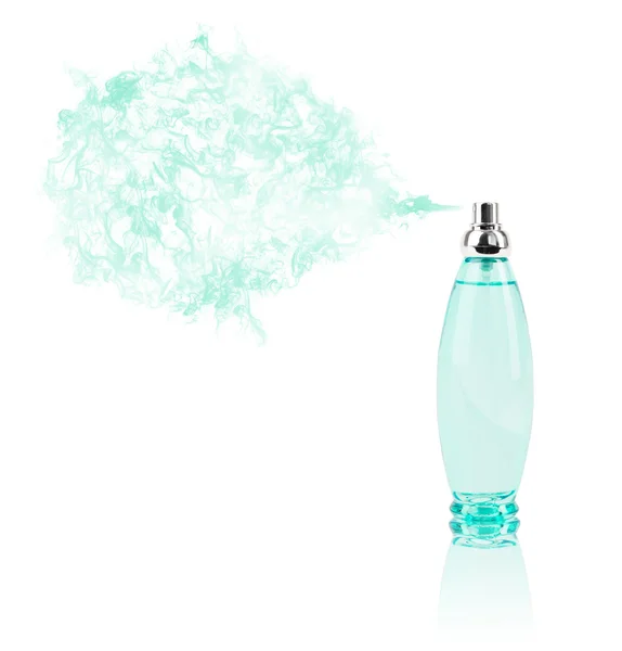 Парфумерна пляшка розпилює кольоровий запах — стокове фото