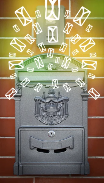 輝く緑の背景に文字のアイコンとメールボックス — ストック写真