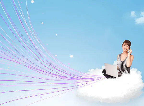 Mujer joven sentada en la nube con portátil — Foto de Stock