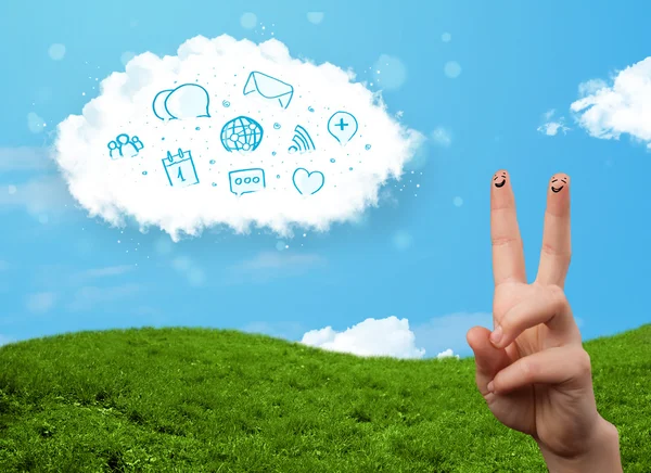 Glückliche Smiley-Finger, die auf Wolke mit blauen sozialen Symbolen schauen und — Stockfoto