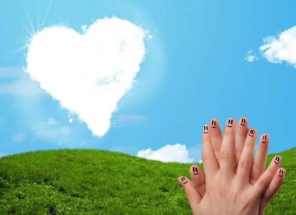 Heureux doigts souriants regardant nuage en forme de coeur — Photo