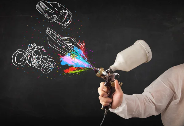 Uomo con aerografo vernice spray con auto, barca e moto disegnare — Foto Stock