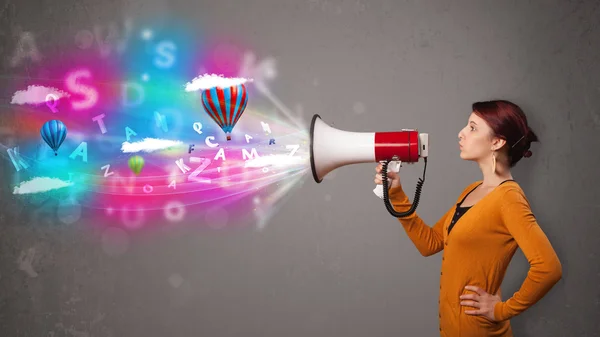 Chica gritando en megáfono y texto abstracto y globos vienen —  Fotos de Stock