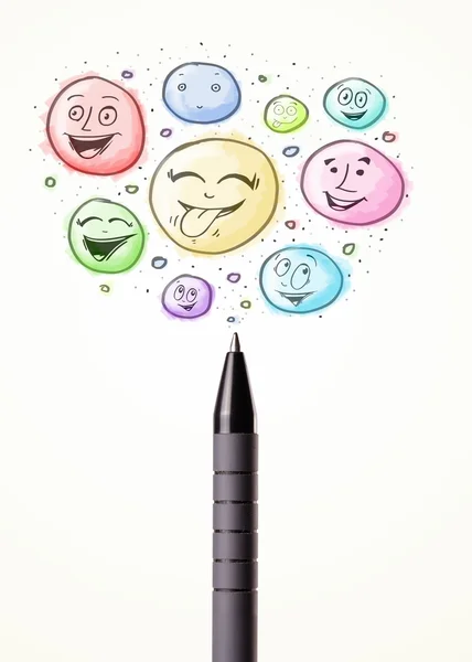 Caras sorridentes a sair da caneta — Fotografia de Stock