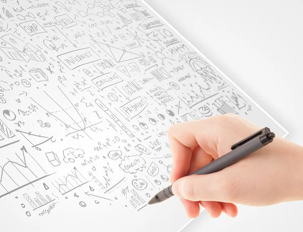 Человеческая рука рисует идеи на белой бумаге — стоковое фото