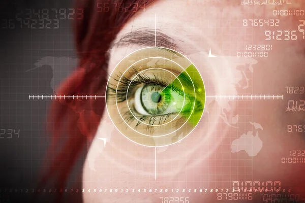 Cyber vrouw met moderne militair doel oog — Stockfoto