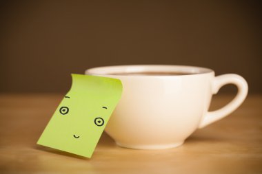Yapışkan Not gülen yüz yapışabilir bir Cup ile