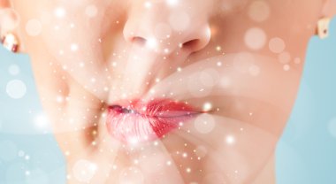 güzel kadının dudakları soyut beyaz ışıkları üfleme