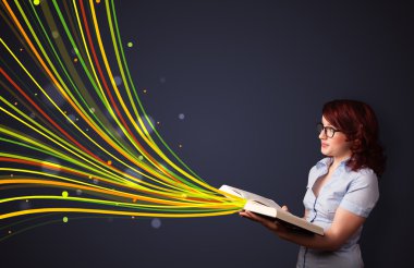 genç ve güzel kadın renkli çizgiler comin iken bir kitap okuma