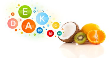 Renkli vitamin sembolleri ve simgeleri olan sağlıklı meyveler