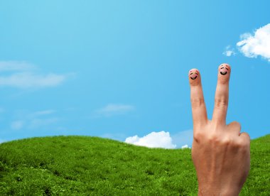 Arka planda manzara manzaralı neşeli parmak gülümsemeleri