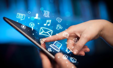 Tablet bilgisayarı üzerinde parmak işareti, sosyal medya kavramı
