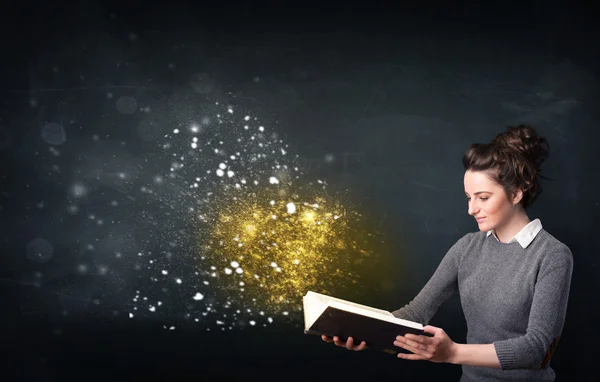 Junge Frau liest ein magisches Buch — Stockfoto