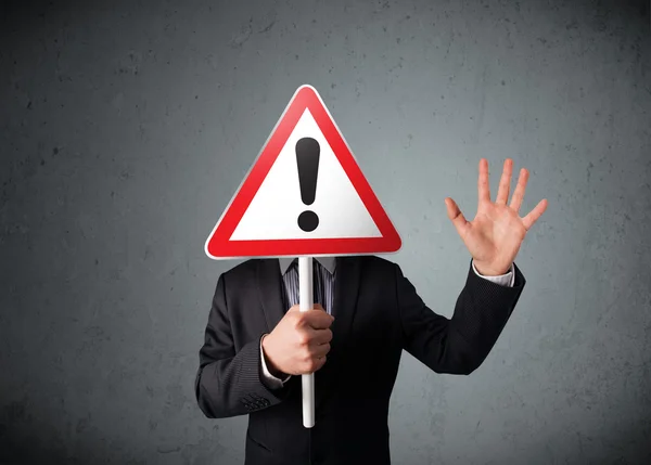 bir ünlem işareti yol işaret tutan işadamı