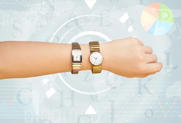 Dünya zaman ve finans iş konseptine sahip saatler — Stok fotoğraf