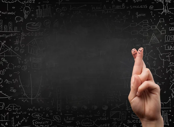 Gelukkig vinger smileys met zwarte schoolbord op achtergrond — Stockfoto