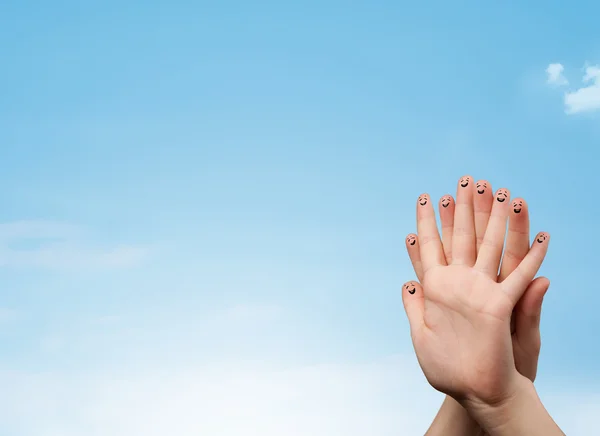 Feliz sonrisa dedos mirando claro azul cielo copyspace — Foto de Stock