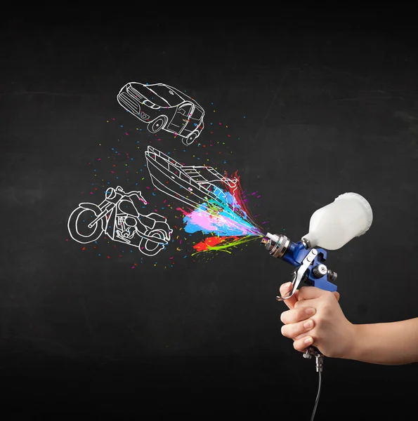 Man med airbrush sprayfärg med bil, båt och motorcykel Rita — Stockfoto