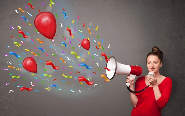 Giovane ragazza divertirsi, gridando in megafono con palloncini — Foto Stock