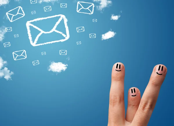 雲から作られたメールアイコンを見て幸せな笑顔の指 — ストック写真