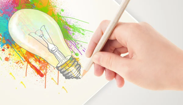 手描きの紙にカラフルなスプラッタ電球 — ストック写真