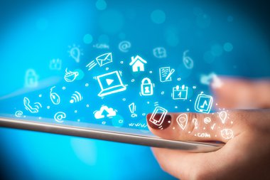 Tablet bilgisayarı üzerinde parmak işareti, sosyal medya kavramı