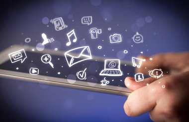 Tablet bilgisayarı üzerinde parmak işareti, sosyal medya kavramı