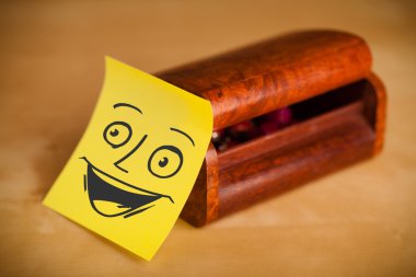 Yapışkan Not gülen yüz yapışabilir bir mücevher kutusu ile