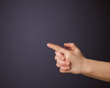 Silah şeklinde kadın eli.