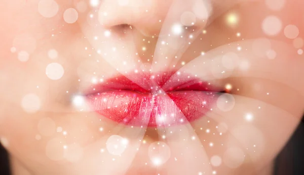 Bonitos labios de mujer soplando luces blancas abstractas — Foto de Stock