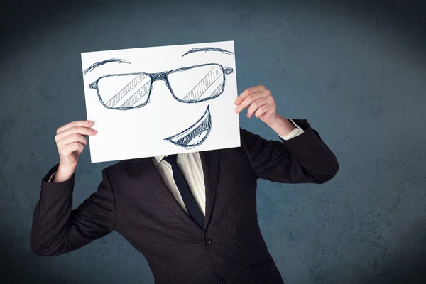 Uomo d'affari in possesso di un foglio con la faccia sorridente di fronte alla sua hea — Foto Stock
