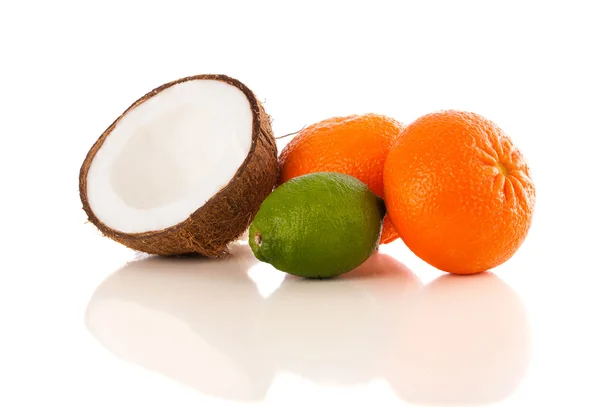 Frutas frescas tropicales saludables sobre fondo blanco — Foto de Stock