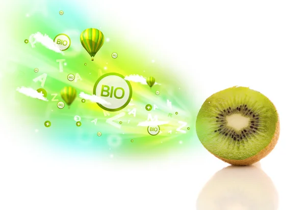 Frutas suculentas coloridas com sinais ecológicos verdes e ícones — Fotografia de Stock