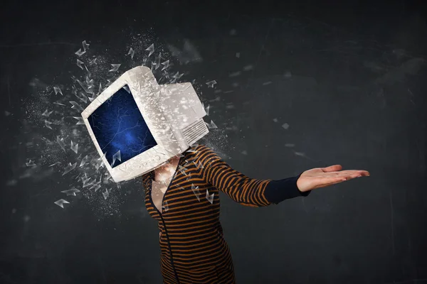 Pantalla de monitor de computadora que explota en la cabeza de un joven — Foto de Stock