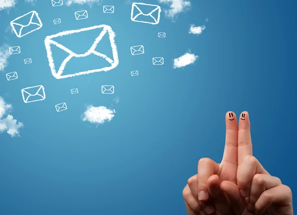 Glückliche Smiley-Finger beim Anblick von Mail-Icons aus Wolken — Stockfoto