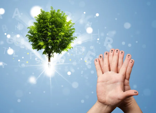 緑の魔法の輝く木と幸せな指の笑顔 — ストック写真