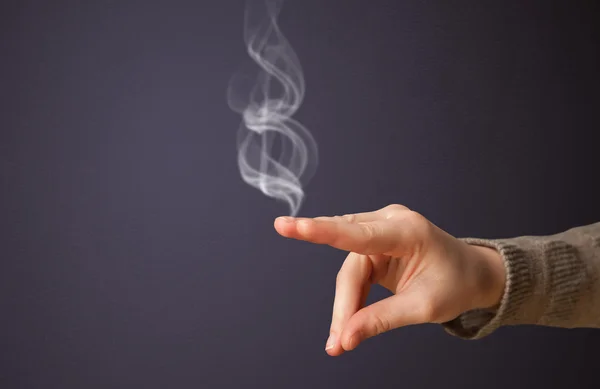 Pistola en forma de mano mujer — Foto de Stock