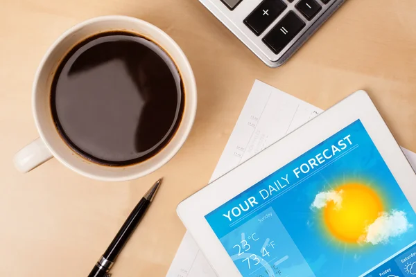 Tablet pc mostrando previsão do tempo na tela com uma xícara de café — Fotografia de Stock