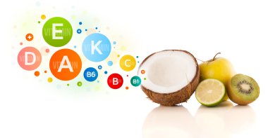 Renkli vitamin sembolleri ve simgeleri olan sağlıklı meyveler