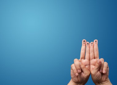 mutlu gülen yüzü parmak boş mavi arka plan kopya arıyorsunuz 