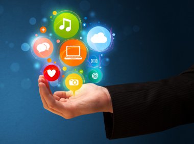 Bir iş adamının elinde multimedya simgeleri
