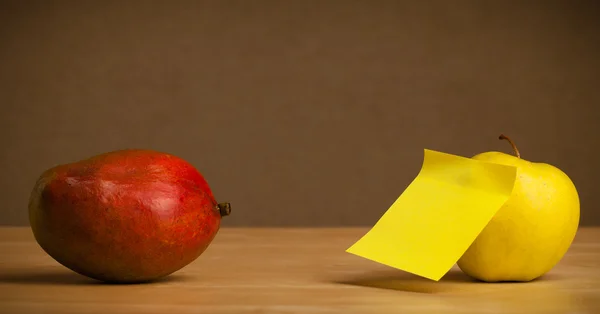 Empty post-it note sticked on fruit — Stock Photo, Image