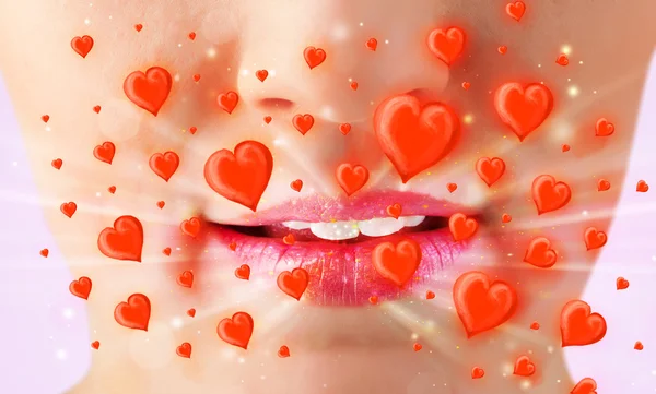사랑 스러운 붉은 마음으로 예쁜 여자 입술 — 스톡 사진