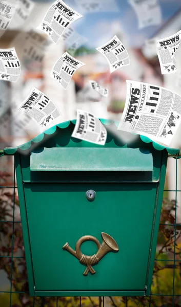 Почтовый ящик с ежедневными газетами — стоковое фото