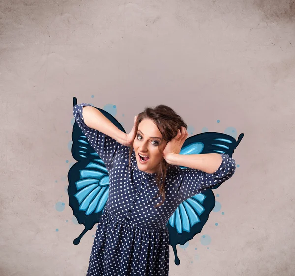 Arkasında kelebek mavisi çizimi olan genç bir kız. — Stok fotoğraf