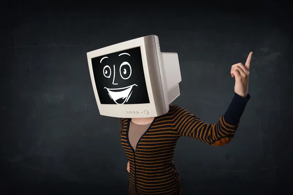 Chica con una cabeza de monitor y una caricatura alegre —  Fotos de Stock