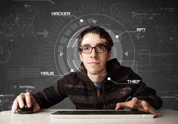 Joven hacker en el medio ambiente futurista hacking personal informati —  Fotos de Stock