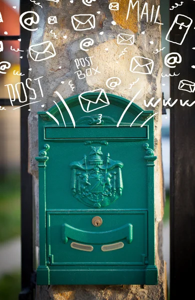 Briefkasten mit weißen handgezeichneten Postsymbolen — Stockfoto